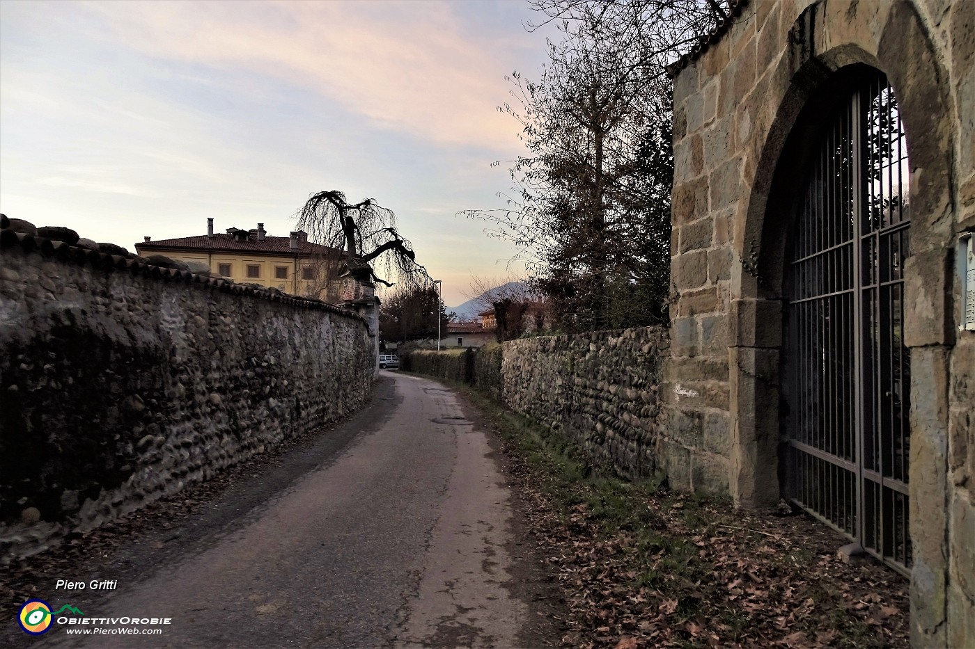 94 Rientro al Parcheggio dietro Villa Agliardi.JPG